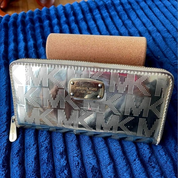 Michael Kors Gold Wallet - Picture 1 of 3
